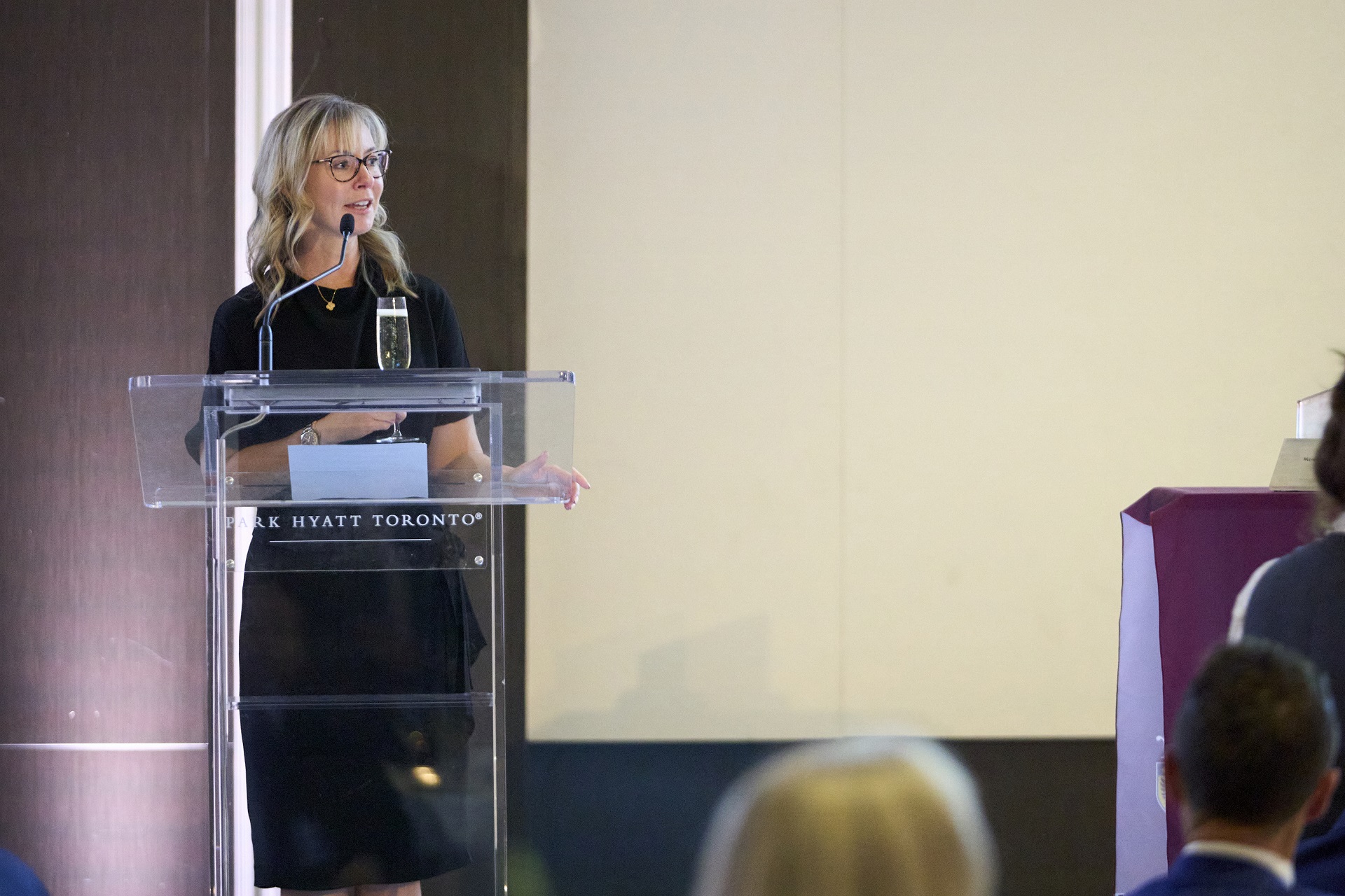 Claire Gillies (MBA ’01) and 2021 Wayne C. Fox Distinguished Alumni Award recipient delivers a toast.